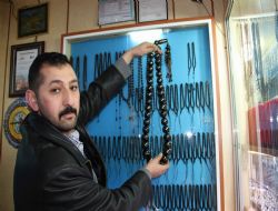 Oltu taşından 5 kiloluk tespih yaptı